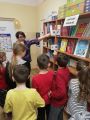 2a  odwiedziła bibliotekę szkolną, 