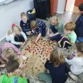 Klasa 1a poznaje chmurkę Tosię i obchodzi Święto Drzewa, 